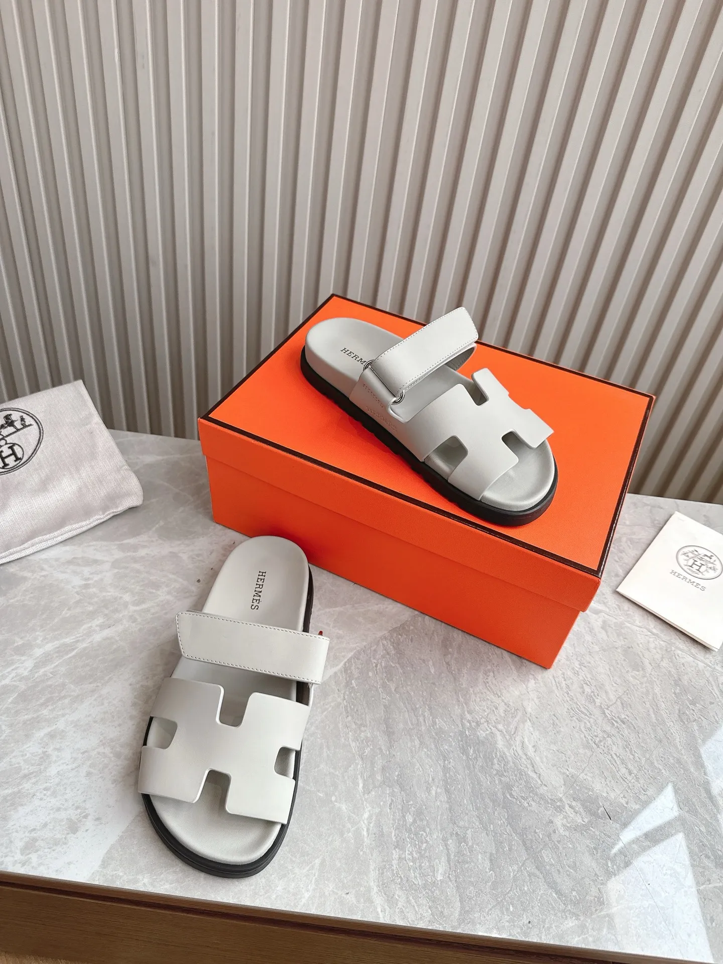 p480🐮🐮Couple model (top version) H family 2024 spring and summer new style HERMES Hermes' recently popular couple model pig nose angle sandals and slippers, paired with various colorful socks, popular. Upper: imported original deerskin (the genuine leather edging is not ordinary super migration). Lining: imported genuine leather. Outsole: Tpu non-slip and wear-resistant outsole. Size: Female 35-42 (40/42 non-returnable and non-exchangeable) Male size: 39-45 (45 non-refundable and non-exchangeable)